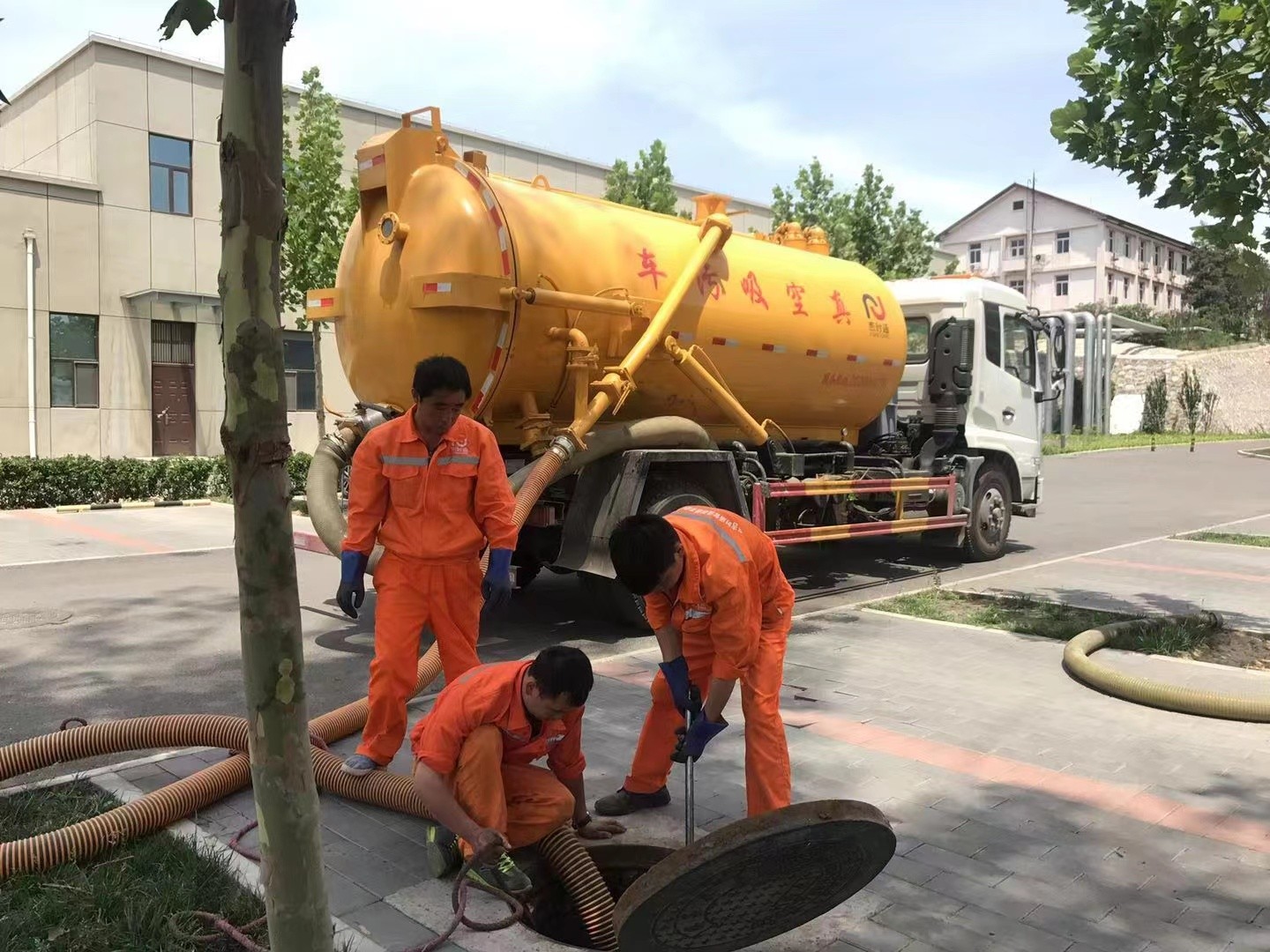 崇义管道疏通车停在窨井附近