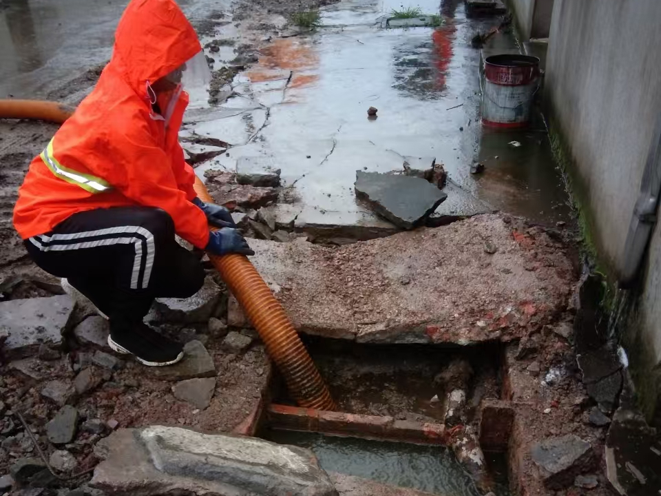 崇义专业清理污水池 炜誉市政以规范流程守护城市 “肠道”